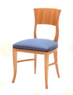 Sdl 074/S  Sedia in faggio tinto in vari colori.
Sedile imbottito. 
Stile Biedermeier
Nella foto n. 2 versione sgabello con seduta h. 80 cm.
I prezzi sono tessuto escluso(per ogni sedia o sgabello necessari 0,40 mt. di tessuto)